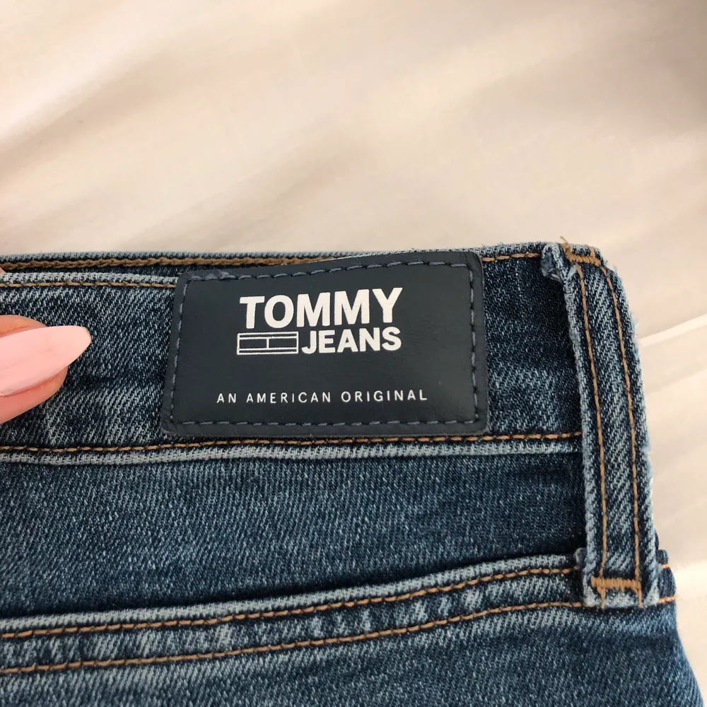 En aning mörkare på bilderna än i verkligheten, kan skicka fler bilder ifall det önskas! Raka jeans som sitter superbra på, sälja pga blivit försmå :(. Jeans & Byxor.
