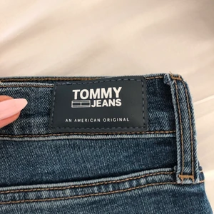 Raka jeans från Tommy Hilfiger - En aning mörkare på bilderna än i verkligheten, kan skicka fler bilder ifall det önskas! Raka jeans som sitter superbra på, sälja pga blivit försmå :(