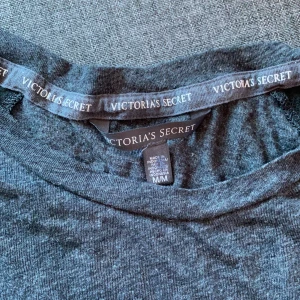 victoria’s secret t-shirt  - I gott skick, buret ca 5 gånger. Samfraktar gärna med mina andra plagg, rökfritt hem med hund :)