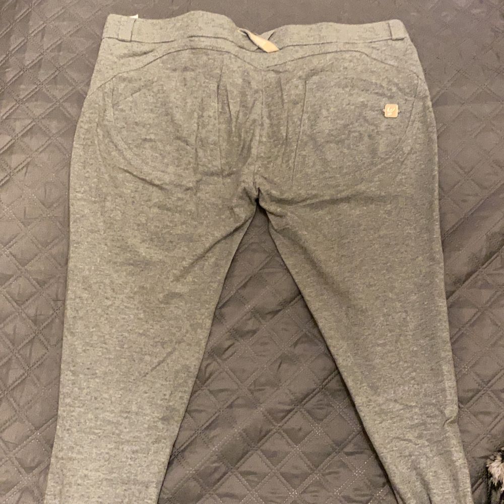 Jag vill sälja mina Freddy pants, dom är såklart äkta och NYPRIS är 900kr. Dom är använda ett par gånger men absolut inget fel på dom, endast skavt liite på lappen som sitter inuti byxorna. Byxorna i sig är jättesköna men jag vill köpa en annan färg.. Jeans & Byxor.