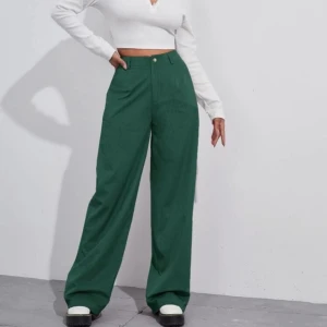 Byxor - Säljer dessa nyligen köpta helt oanvända manchester byxor från Shein. Säljer för hittade ett par andra jag gillar mer, färgen stämmer bäst in på bild 1 & 2 (lånade) kontakta mig vid fler bilder eller frågor💚💚