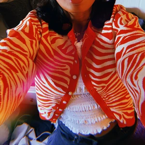 Randig kofta  - Intressekoll på denna supertrendiga koftan från zara🥳 lite tjockare material och mycket sparsamt använd så jättebra skick!!! (Frakt ingår ej) Högsta bud:450 (SÅLD) 