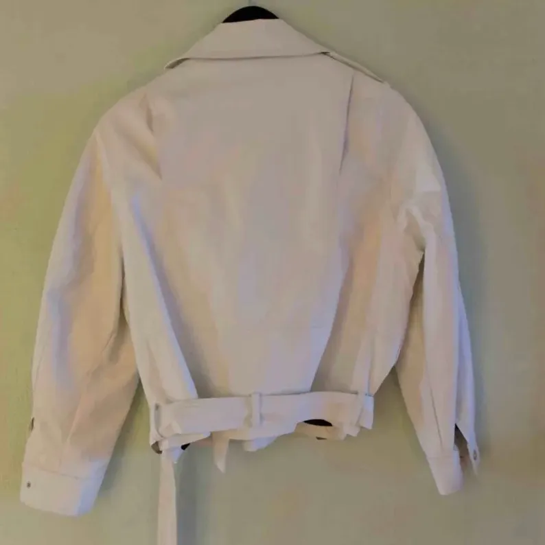 Jättefin vit skinnjacka från Zara. Ser ut som ny. Säljer för att den inte kommer till användning💛. Jackor.