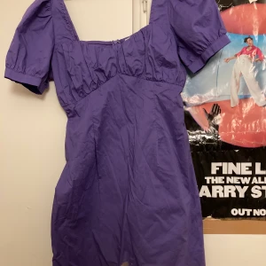 Nakd - Super snygg lila klänning ifrån nakd. Den slutar vid låren ungefär. Super fin till sommaren! Använt ett par gånger. Kan mötas upp i Malmö eller skicka på posten!