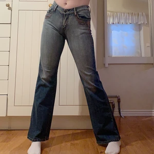 Bootcut Jeans - Säljer dessa coola flared, lowrise, jeans med coola detaljer på fram och bak (OBS: några rhinestones har trillat av)! Storleken är large men skulle säga att de passar XS-M (väldigt stretchiga)!✨ Jag själv brukar har W28/29 och är 172cm💗 Budgivning i kommentera om det är många intresserade❤️