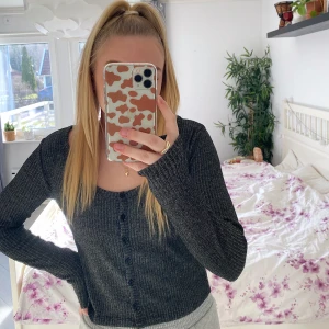 Ribbad tröja  - Säljer en ribbad tröja i strl S. Knappt använd så därför i fint skick. Köpare står för frakt!💗