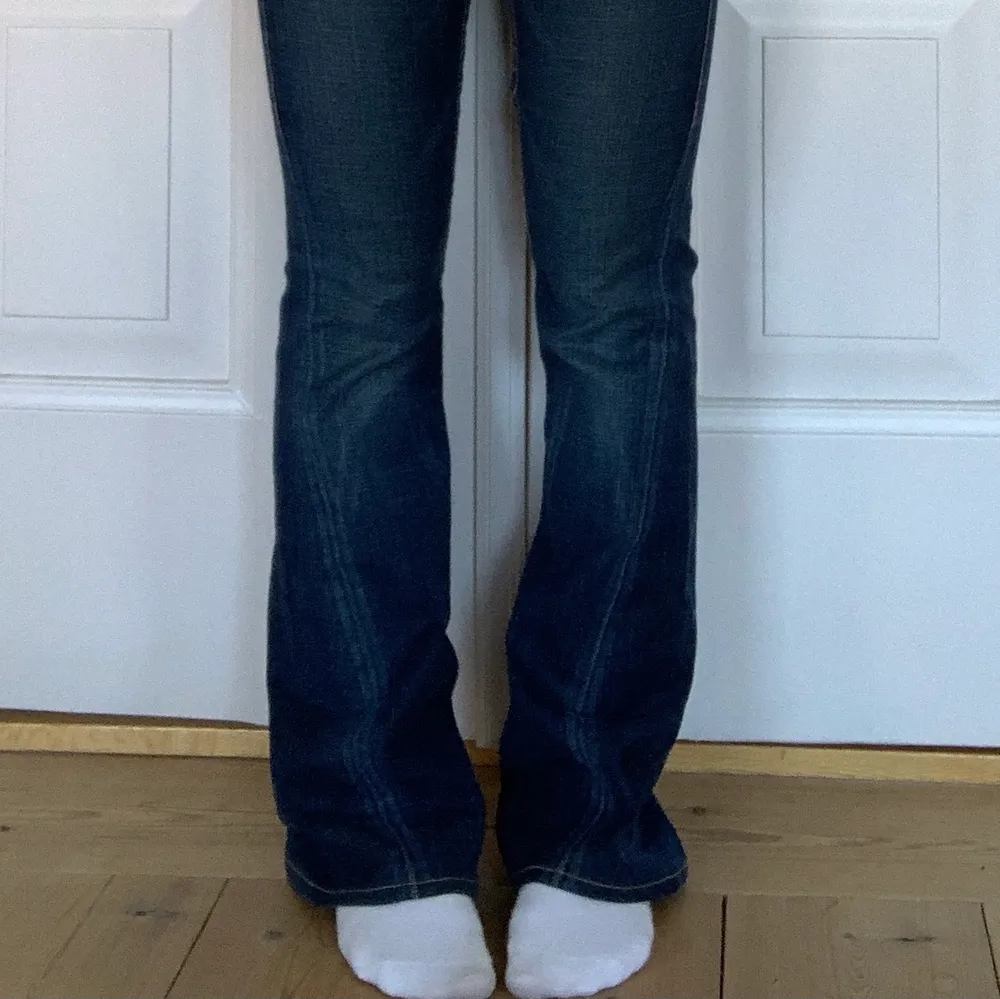 True religion jeans med låg midja och raka/ bootcut ben i jätte fint skick. storleken motsvar S! HÖGSTA BUD:410. Jeans & Byxor.