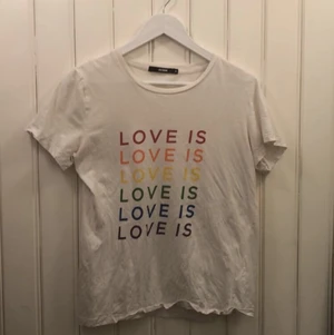 Love is love t-shirt  - Fin love is love t-shirt som är perfekt att använda under något Pride-event i begagnat skikt. Den ser lite skrynklig ut på bilden men den skickas strykt. Köpt från bik bok i storlek M men kan möjligtvis ha krympt lite i tvätten då jag upplever den mindre än när jag köpte den, eller så kan det bara vara jag som inbillar mig. Men jag skulle säga att den passar M om man söker en tightare passform. Frakten ingår i priset. Övriga frågor kan besvaras i kommentarerna 💕💕.