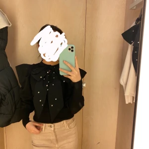 Topp - Söt topp från River island. Aldrig använd och säljer endast pågrund av att det inte är min stil längre! Jätte söt topp