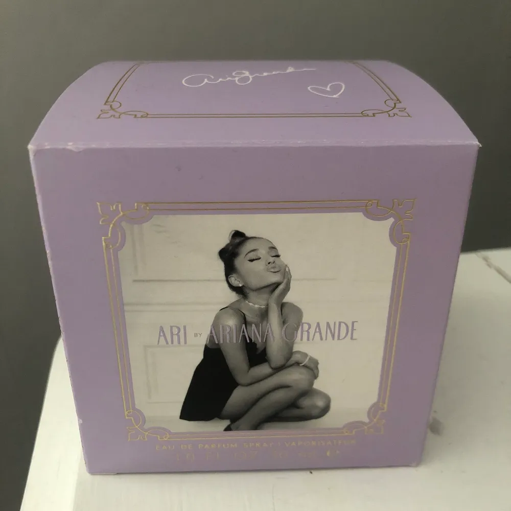 Säljer en Ariana Grande parfym  Nypris 440kr Mitt pris: 150kr Tar endast swish Endast testad. Övrigt.