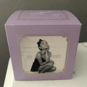 Säljer en Ariana Grande parfym  Nypris 440kr Mitt pris: 150kr Tar endast swish Endast testad
