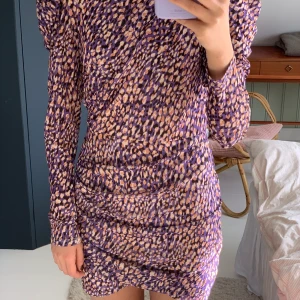 Klänning från H&M - Superfin klänning med härligt mönster från H&M, använd en gång. Köptes för 200kr säljer för 80kr