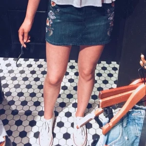 Hollister kjol strl W27 - Gullig, kort kjol från hollister i strolek W27. Endast använd en gång🥰 Säljer pga för liten (bilden är gammal). Köparen står för frakten.