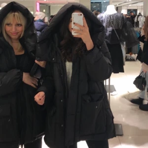 Zara puffer jacka  - Säljer min populära puffer jacket från Zara i storlek M, sitter perfekt oversized på mig som är S! Helt slutsåld i butik & online. Jag är 172 cm lång och den sitter bra på mig och jackan är i bra skick :)) Möts gärna upp annars fraktar jag självfallet men då står köparen för frakten 🤍