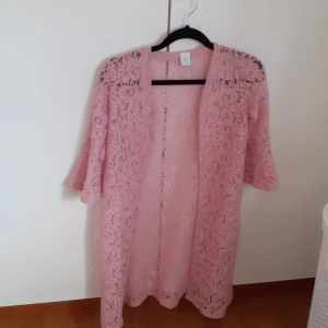 EN ROSA SPETS KOFTA - Är i mycket bra skick. Använt den endast ett fåtal gånger. Är för barn 10-12 år.