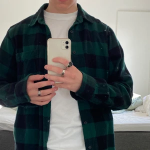 najs flanellskjorta - SKIT najs flanell skjorta från pull & bear, tjock material och oversized passform!!! säljer bara pga inte kommer till användning 