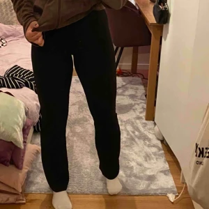  - Säljer dessa svarta byxor i storlek S från Nelly. Frakt tillkommer 