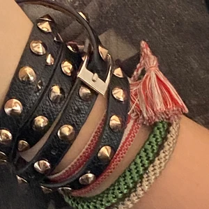 Armband med nitar - Långt armband med guld nitar, köpt utomlans!