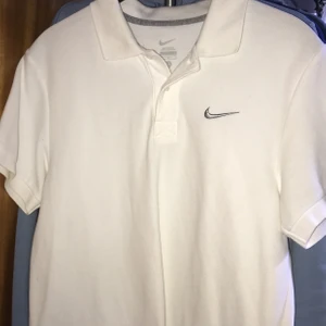 BILLIGT!! nike t-shirt/skjorta  - nike t-shirt/skjorta som inte är använd då de it e min stil köpt på second hand och är felfri skicka privat för mer bilder 