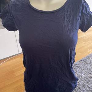Marinblå t-shirt