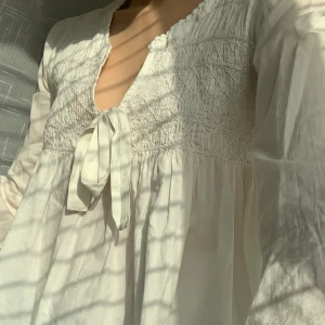 ODD MOLLY BLUS - En söt blus från odd Molly säljes för 300 kr i bra skick. Pris kan diskuteras, frakt ingår ej.