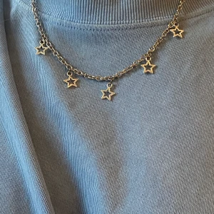 Kedjehalsband med stjärnor  - Kedjehalsband med stjärnor. 85kr +frakt 