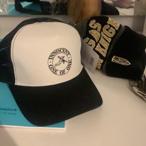 Keps - Helt ny one of one keps, startbud 100. Hör av er vid frågor! Bud just nu-200