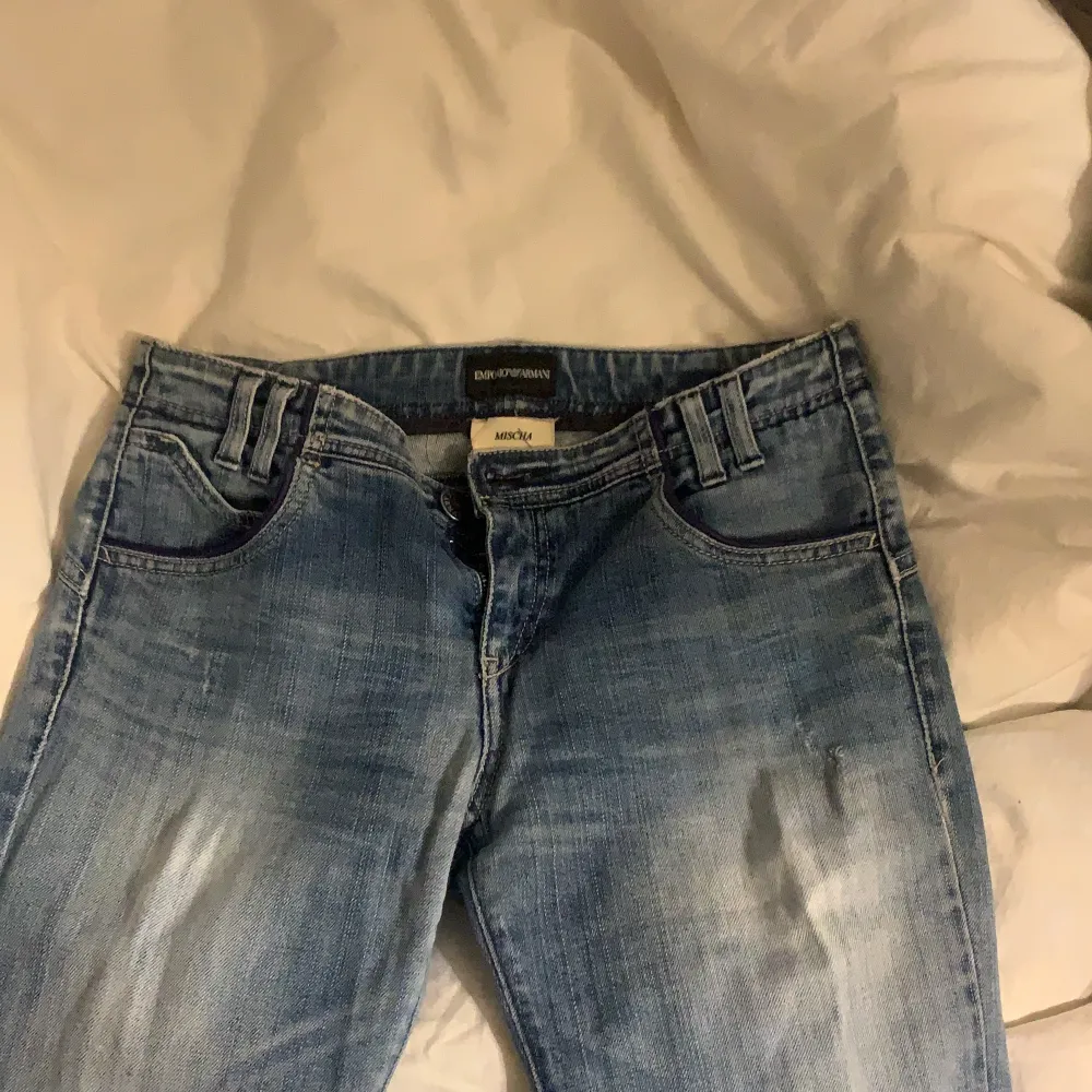 Super snygga låga raka vintage jeans från armani, står ingen storlek men uppskattar det till en XS! Hör av er vid frågor. Jeans & Byxor.