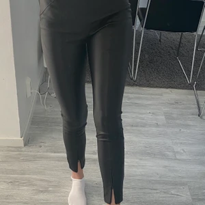 Skinnbyxor med dragkedja - Sköna skinnbyxor med dragkedja nedtill från Zara💞
