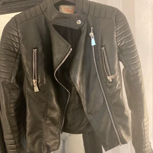 Chiquelle Jacka - I bra skick, säljs pgr av att jag aldrig använder den och priset kan diskuteras.