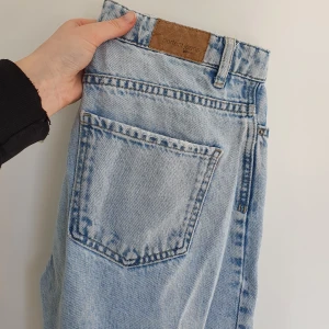 Jeans - Säljer dessa blåa "mom-jeans" från Gina tricot då de har blivit för små! På bild nummer två ser ni passformen bättre från när byxorna passade bra! De är i storlek 34 och jag är 165 cm lång o de är bra på längden 🤍 inget fel på byxorna, bara använda en del                                                                                95 kr + frakt (köparen står för frakt), betalning via swish                                       