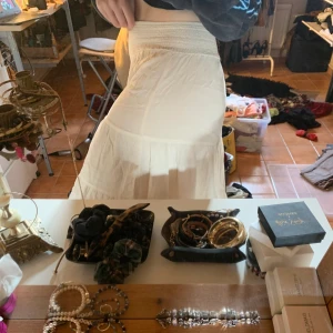 Kjol - Så fin kjol för sommarkvällar. Beige ljus färg i skön passform. Denna kjol är köpt på barnavdelningen i storlek 152, men passar mig som är 36-38. DM för frågor.