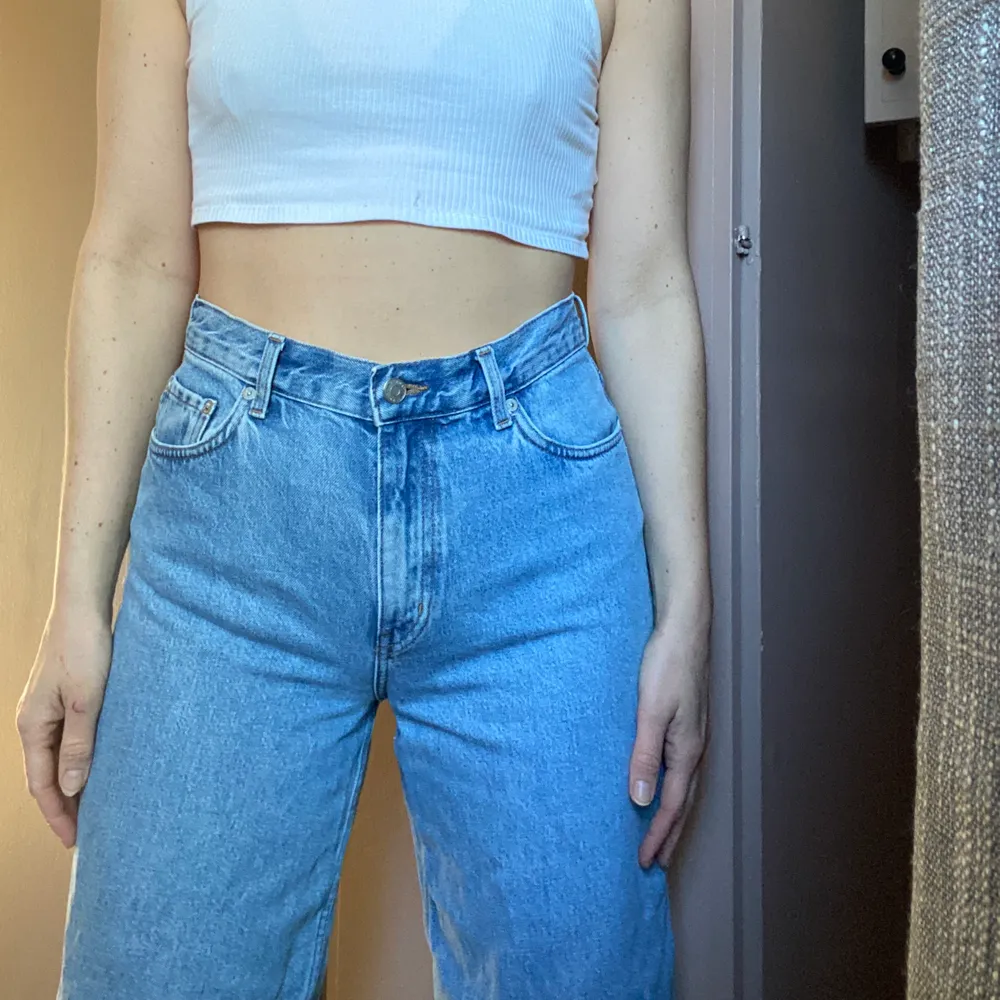 Blue jeans från Weekday. High waist. Jag har klippt av dem i längden och de går till ankeln på mig (skriv pm om du vill veta exakt längd) det är storlek 27. Dom är använda få gånger och i superfint skick.  Köpta för 500kr. GRATIS FRAKT⚡️⚡️. Jeans & Byxor.