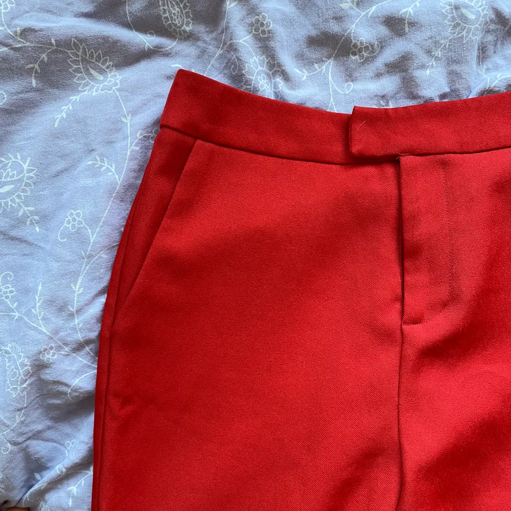 Ett par röda kostymbyxor i lite glansigare material. Snygg passform och i mycket bra skick. Använd ett par gånger men märks knappt! Köpta på NAKD för många år sedan! Kan mötas i Göteborg eller frakta (frakten ingår i priset). Jeans & Byxor.