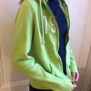 Snygg fleece tröja från holister som läger till lite extra färg till outfiten💚