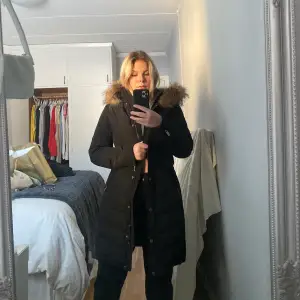 Säljer den absolut snyggaste pälsjacka. Ifrån märket saki i modellen BLACK/NATURE EVELYN COMFORT alltså äkta päls. Älskar den och Använde den lite under en vintern. Nypriset är 3500kr säljs för 2500 kr pris kan diskuteras. Kan mötas i sthlm elr frakt<3