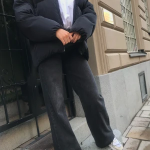 Jeans - Jeans från asos i en svart/grå färg. Raka, långa o vida! Jättesköna o snygga. Jag är 170 cm lång! Säljer för 150kr