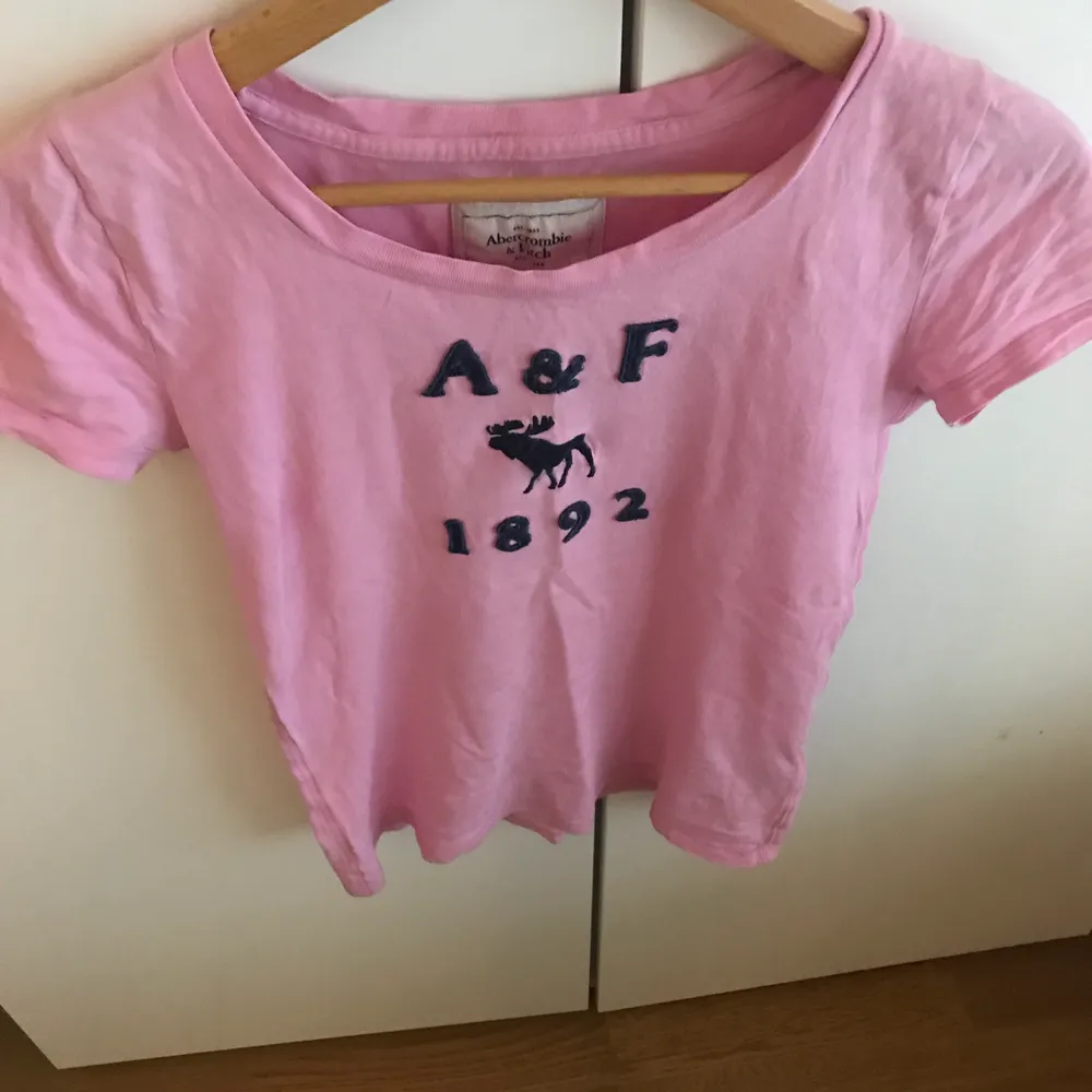Jättefin t-shirt ifrån hollister i fint skick! Fin rosa färg, perfekt till sommaren. T-shirts.