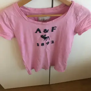 Jättefin t-shirt ifrån hollister i fint skick! Fin rosa färg, perfekt till sommaren