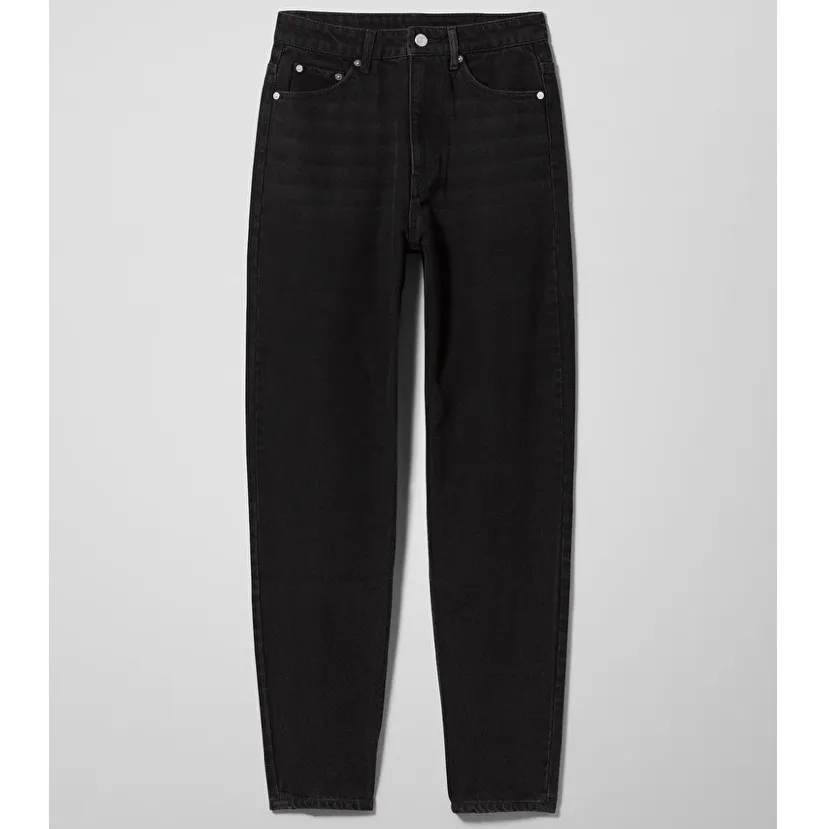 Säljer Weekdays Svarta jeans i modellen 'Lash Extra High Mom Jeans' i färgen 'Washed black', storlek 26/30. Skickar fler bilder vid intresse. Köparen står för frakten. Startpris 200kr. Jeans & Byxor.