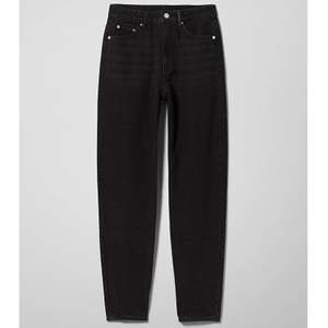 Säljer Weekdays Svarta jeans i modellen 'Lash Extra High Mom Jeans' i färgen 'Washed black', storlek 26/30. Skickar fler bilder vid intresse. Köparen står för frakten. Startpris 200kr