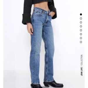Zara jeans! - Säljer de eftertraktade zara jeansen, de är lågmidjade och storlek 36. Säljs för 250, de är u helt nyskick. 