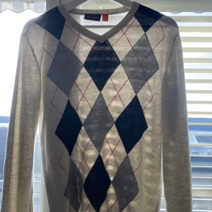 Vintage tröja - En vintage tröja ifrån beyond retro som är nästan helt oandvänd. Den har inte kommit till så mycket användning hos mig så har bestämt mig att sälja den💕 den är i st XL men sitter som en S💕200 inkl frakt