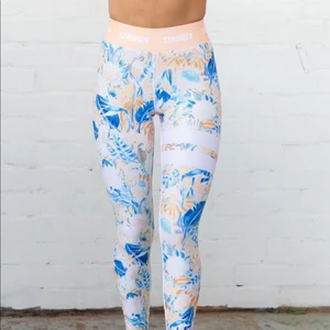 Stronger JAMAICA träningstights  - Skrynkliga i resåren men påverkar inte storleken. 