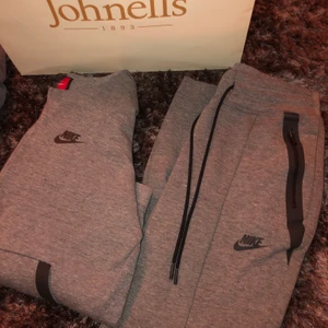 Nike dress  - En nike dress i nyskick. Passar främst till dam men även mindre killar. Nypris 1600kr