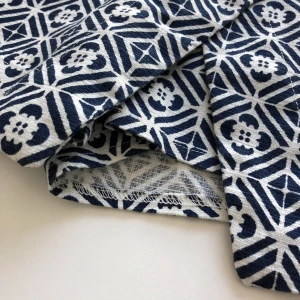 Hollister shorts - Skitsnygga asymmetriska shorts från Hollister som jag knappt hann använda innan de blev för små för mig. Tjockt och ordentligt tyg. Bra kvalité! Dragkedja i ryggen. Storlek XS. 99kr inkl frakt.