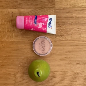 Handkräm, ansiktskräm, highlighter - Jag säljer några random grejer nu för jättebra priser! Den rosa produkten är en handkräm köpt i Tyskland, den luktar precis som en jordgubbsdessert och den återfuktar din hud så bra! Jag har bara använt den några få gånger så den är ganska full skulle jag säga🌸 Den sin ser ut som ett päron kan både användas som ett ansiktskräm och handkräm! Lukten är väldigt mjuk och lugnande och jag var jättenöjd med den de få gånger jag använde den. Men den här är inte helt full, då jag har använt den lite, men det mesta är kvar!🍐Highlightern är från H&M och jag har använt den ca 4 gånger så den är så gott som ny och glittrar så fint!✨ Handkrämen kostar 40 kr, ansikts/handkrämet kostar 35 kr och highlightern kostar 50 kr❤️ Om ni vill ha fler bilder är det bara att skriva❤️