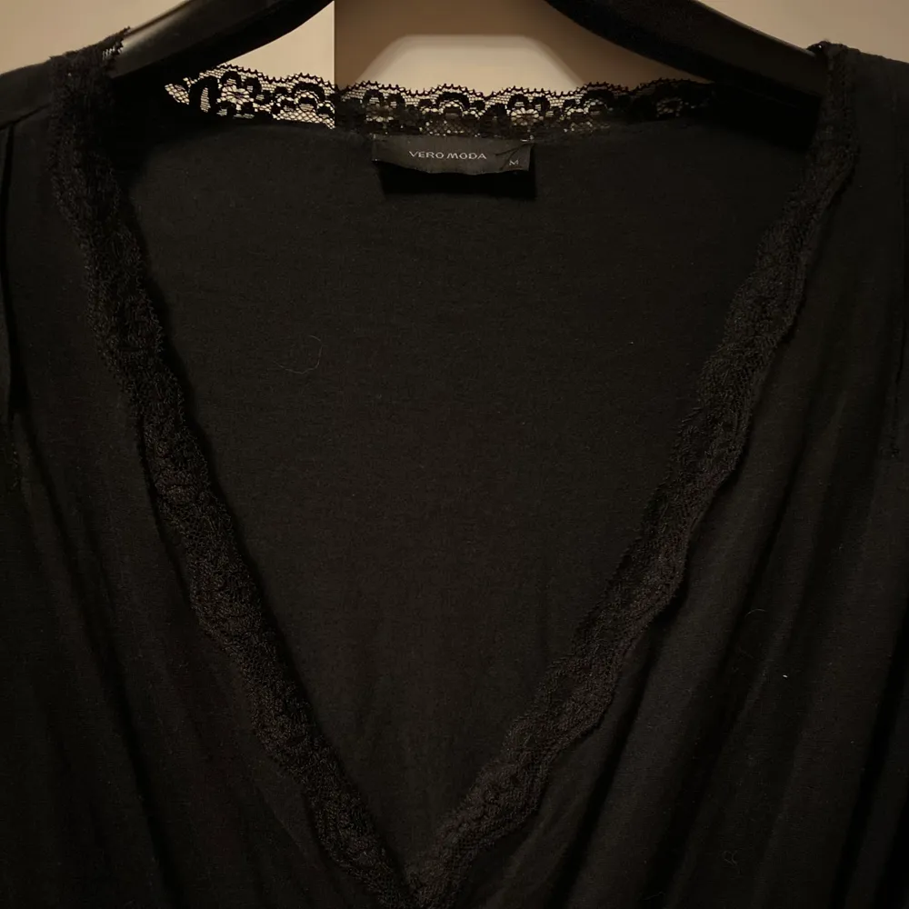 Snygg svart tröja från Vero Moda. Använd nån gång. Säljes för 20kr, frakt tillkommer . Tröjor & Koftor.
