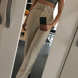 Eftertraktade linnebyxor - Helt oanvända linnebyxor från Na-Kd med lappar kvar! Säljer då jag glömde skicka tillbaka denna❣️köparen står för frakten💝nypris 599kr