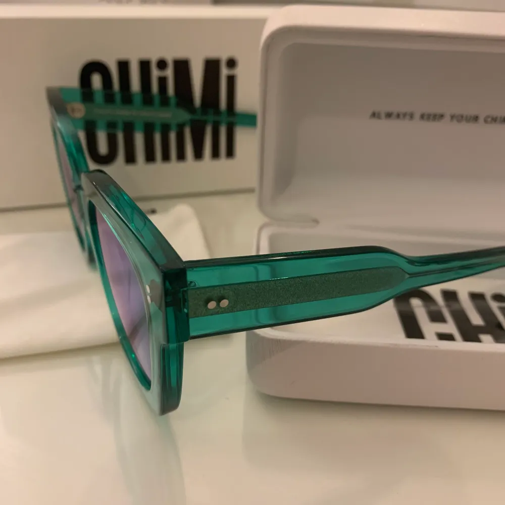 Superfina Chimi solglasögon #008 i färgen aqua med spegelglas!! Säljer då jag råkade beställa två så som nya💕💕 Bud: 450kr + frakt. Accessoarer.